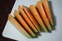 哈密瓜椰奶火龙果冰棒的做法步骤1