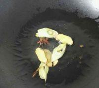 土豆秋葵炒鸡架的做法步骤5