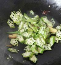 土豆秋葵炒鸡架的做法步骤6